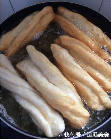 八旬奶奶的炸油条方法,用泡打粉,小苏打全错,用“它”金黄酥脆