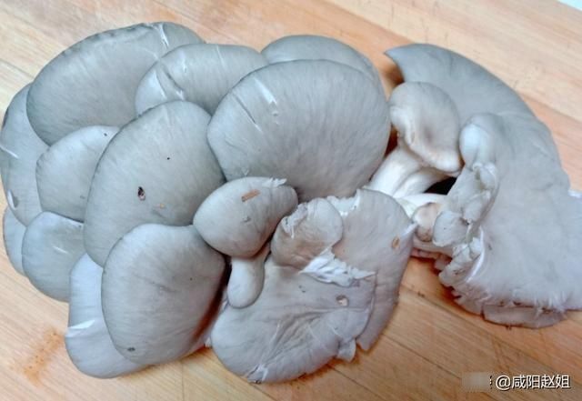 做法|青菜炒蘑菇的家常做法,咸香下饭,比红烧肉还好吃