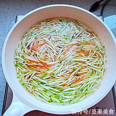 西葫芦煎饼|两块钱搞定一道家常美食西葫芦煎饼