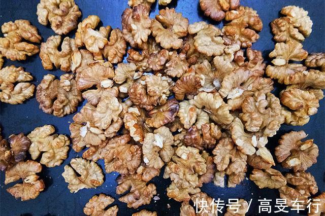 美味|黑芝麻核桃红枣糕，甜而不腻，营养美味，做法超简单