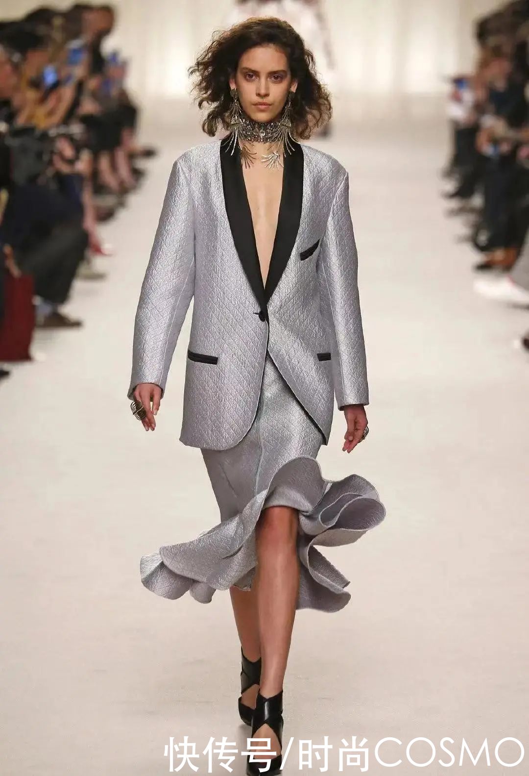 时髦办 |Alber Elbaz走了，他曾说“不尊重女性，作品就会失去灵魂”\＂,\＂i10\＂:\＂时髦办