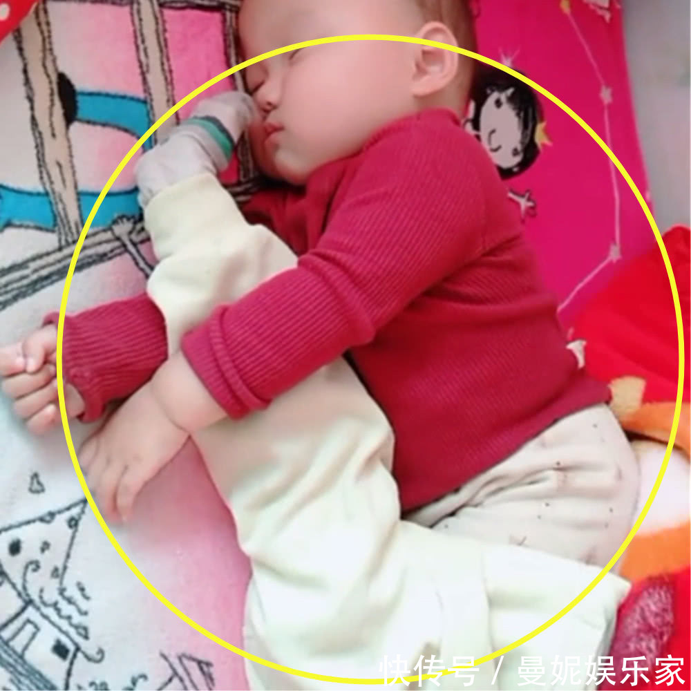 爸爸|妈妈给爸爸发视频,直呼宝宝在练杂技,掀开被子后笑喷了