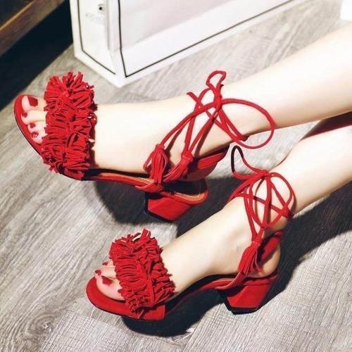 尖头 今年最流行穿这样的高跟鞋,比穿休闲鞋时髦