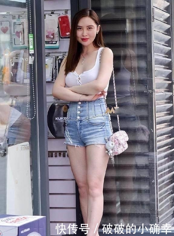 时尚|街拍:笑容甜美迷人妹子,连衣裙牛仔短裤的偶遇,很有时尚感!
