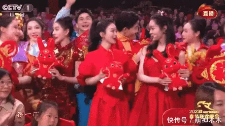 春晚出圈画面!撒贝宁再现错位图,张若昀台下吃烧鸡,邓超嗨翻天。