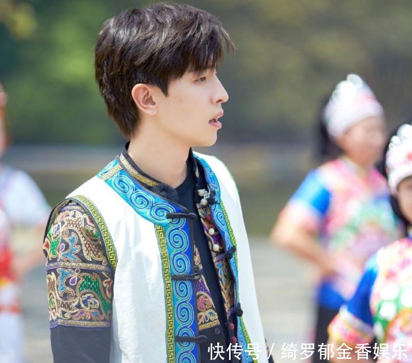 极挑 《极挑》官宣嘉宾海报,全员穿民族风服装,邓伦黄明昊少年感十足