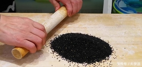 黑芝麻汤圆新做法，最后滚一下，煮时不破皮不露馅，香甜可口不腻