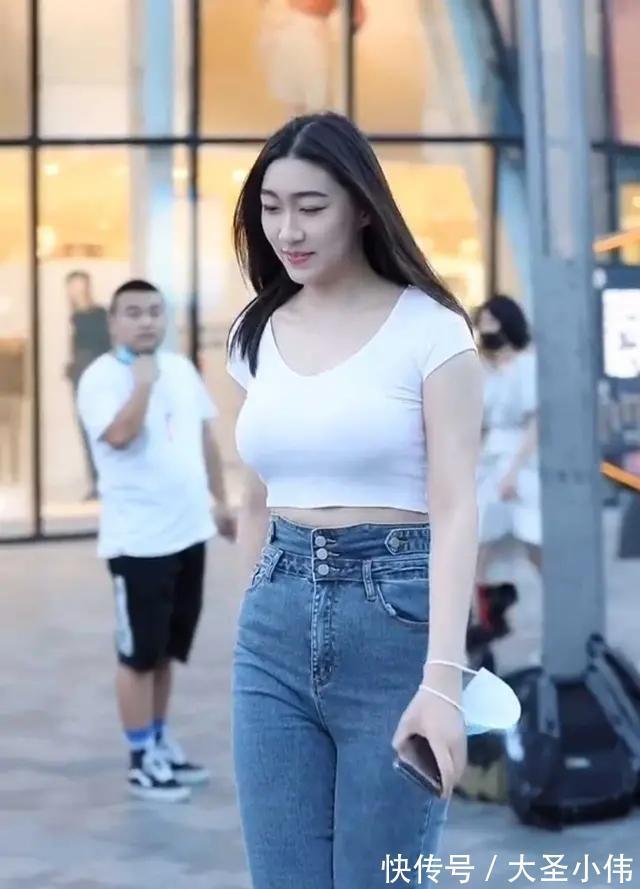 面料 美女街拍:青春有型的瑜伽裤穿搭充满优美曲线,时尚气息扑面而来,清纯自然