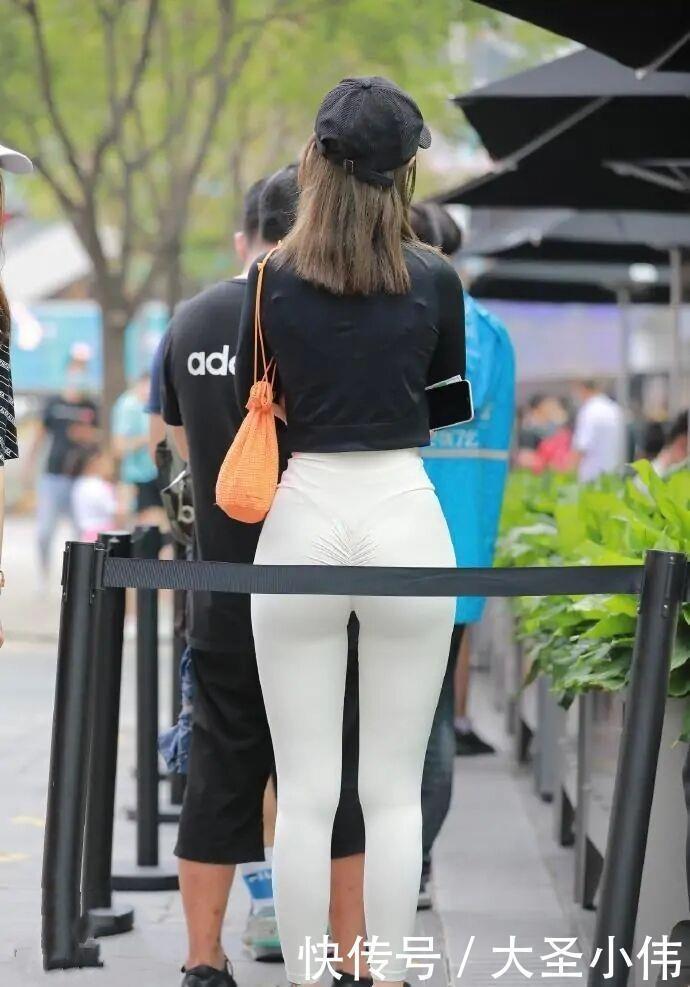 出走|美女街拍实力出走“瑜伽裤”穿着逛街,时髦与修身兼备,确实赢了