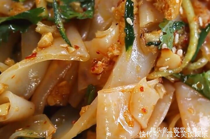  大错特错|做凉皮时，直接蒸是大错特错，多加这一步，凉皮筋道透明不开裂