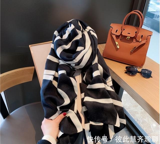 好看|港真,围巾选得好,好看减龄又显气质