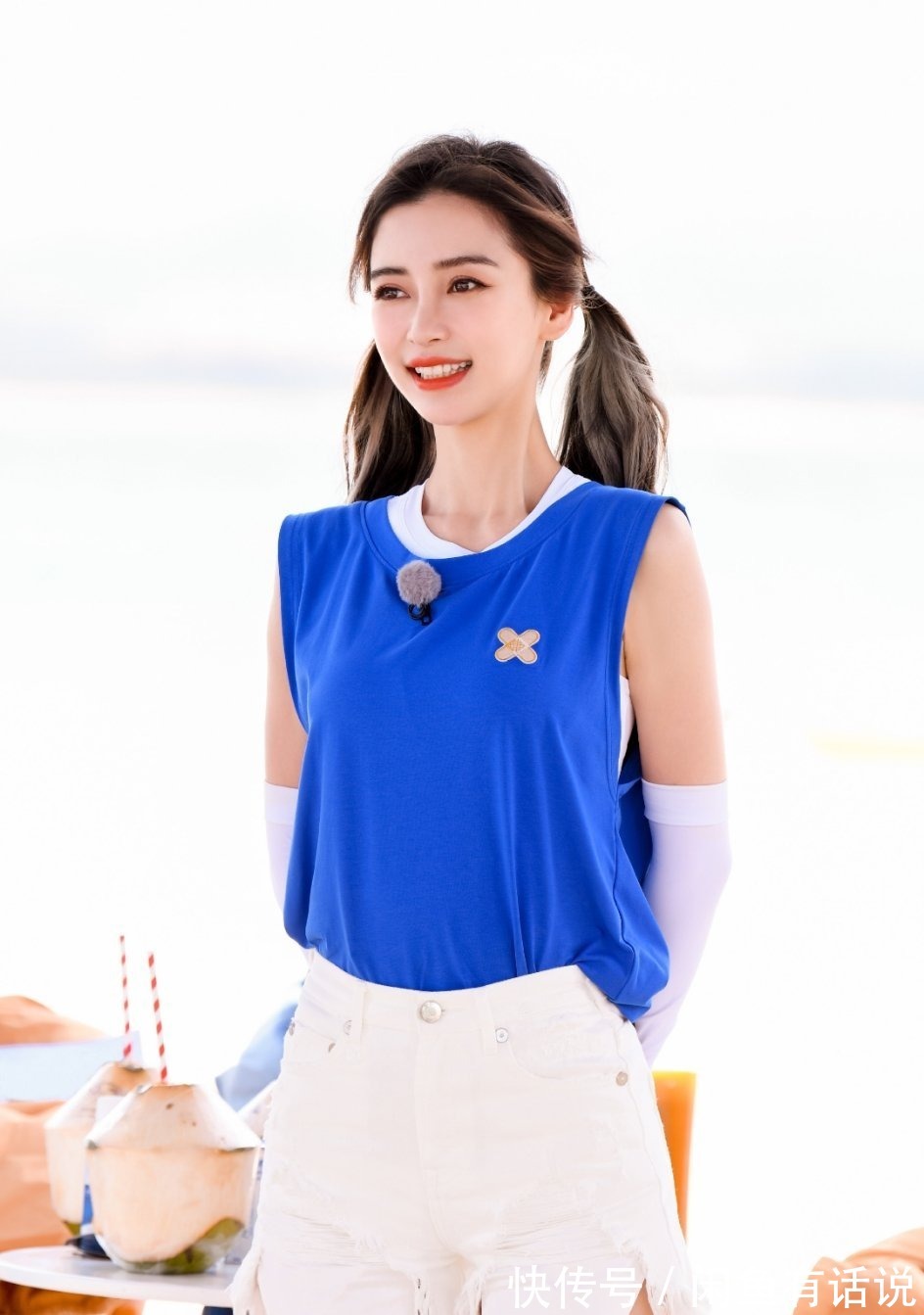 孩子|baby扎双马尾哪像孩子妈,两件T恤叠着穿赶时髦,配热裤细腿抢镜