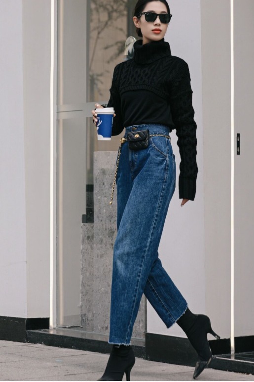搭配|入冬之后可以穿,黑色高领毛衣搭配牛仔裤,穿出大长腿和小蛮好