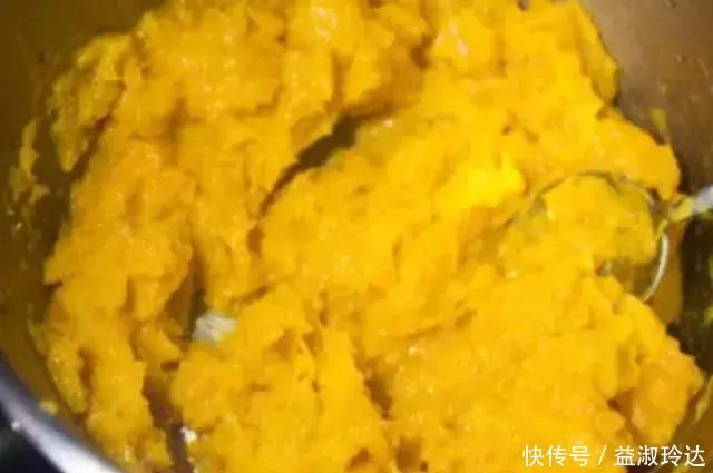 南瓜新做法，不做南瓜饼，不做南瓜馒头，越吃越想吃，做法超简单