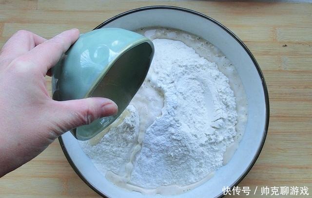 蒸包子时,记得不要只加酵母,面里加2样,包子又白又软又香又甜
