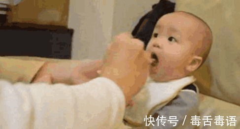 宝爸|宝爸给1岁宝宝喂饭, 宝妈进来看到这一画面, 乐的哈哈大笑!