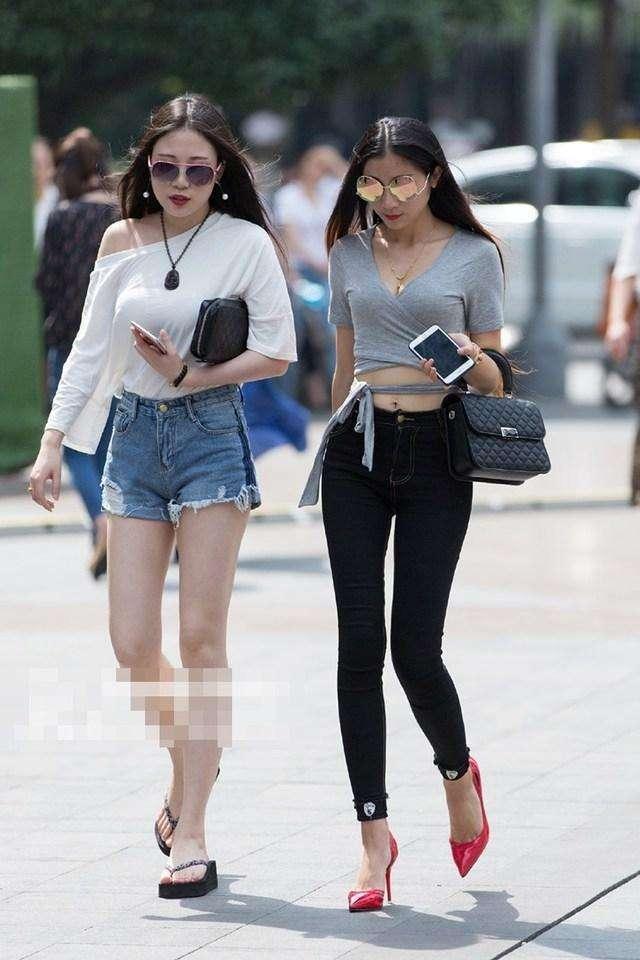 街拍:小姐姐身穿紧身超短上衣搭配牛仔裤,秀出性感细腰长腿!