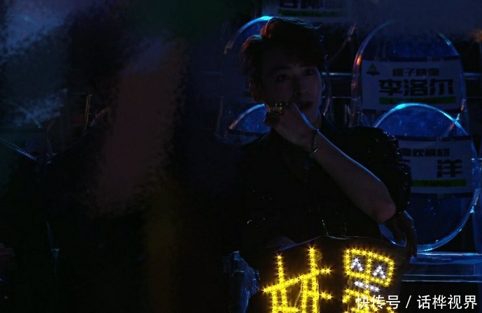 《创4》总决赛番外:吴海跳主题曲把鞋跳掉,何洛洛拿林墨的灯牌