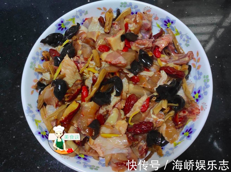 蒸鸡肉|木耳跟此菜是绝配,蒸一蒸就好,营养好吃不上火,常吃提高免疫力