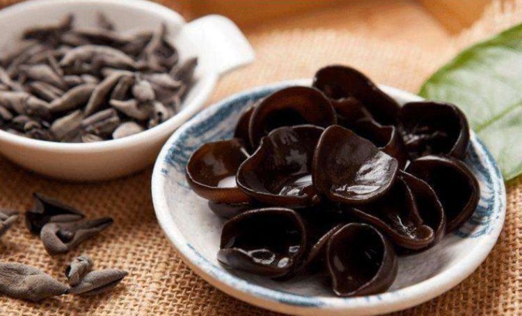 炒木耳，下锅“噼里啪啦”太吓人？大厨教你3招，不炸锅，香又脆