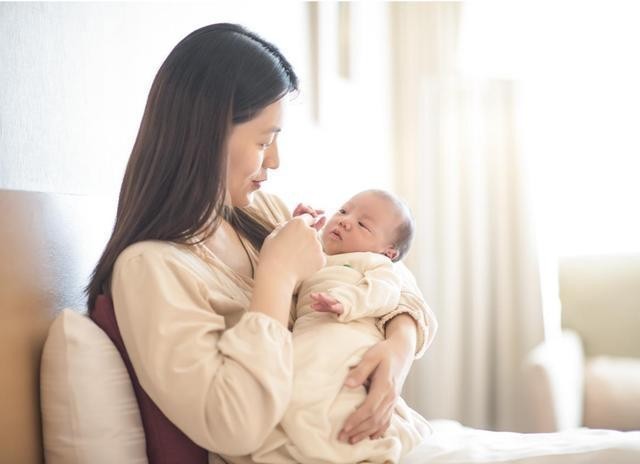 妈妈|三个月大的宝宝边喝母乳,边用手推妈妈,他想表达什么呢