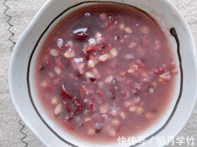 浸泡|黑米粥的正确做法，煮之前加一步，多加一种食材，比八宝粥还好喝