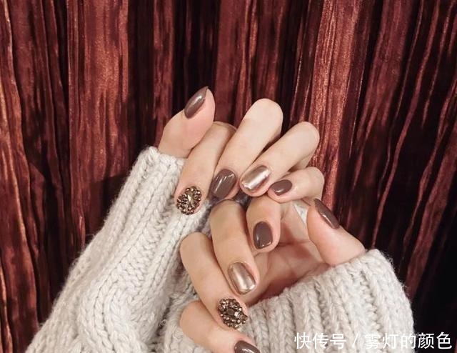 琥珀色|显白时髦,这几款美甲新年做起来,超出众