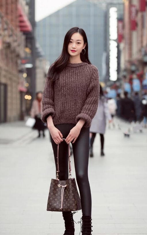 长发披肩|长发披肩的美女,身穿吊带长裙,美观又大方