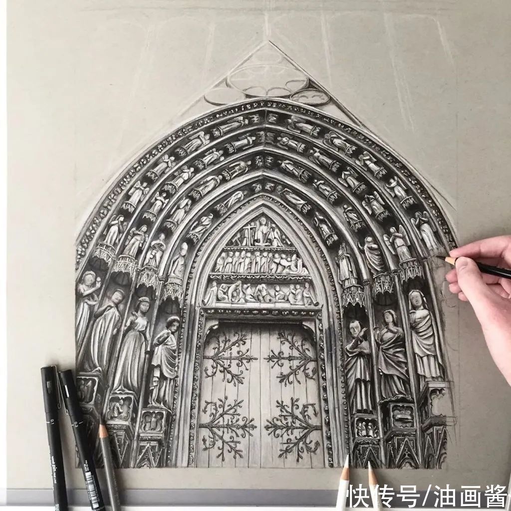 素描@英国女孩手绘哥特式建筑，复杂精致的素描令人吃惊，质感绝了