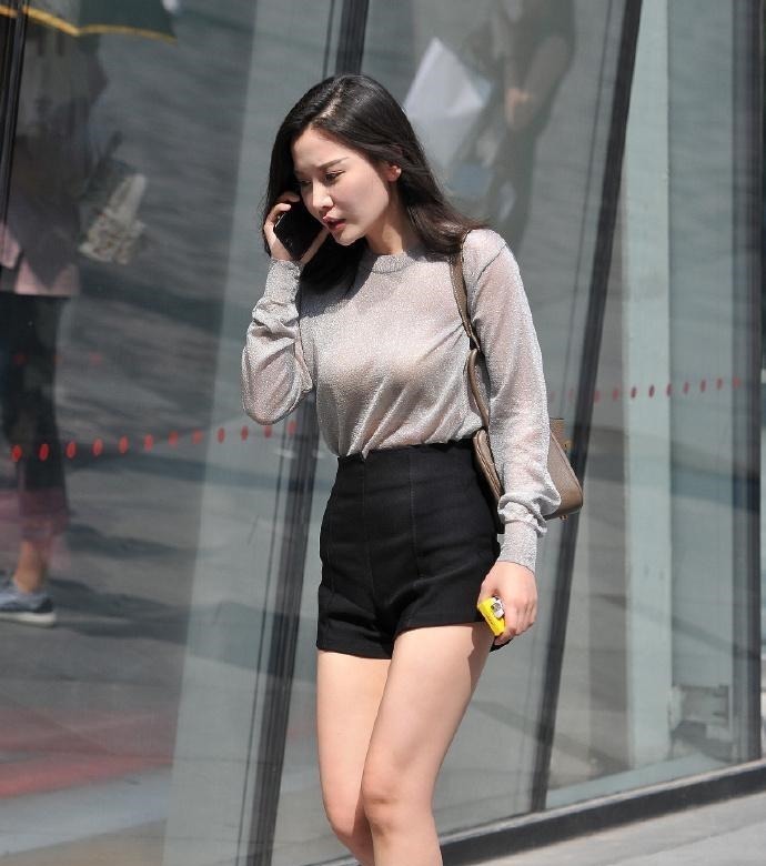 衣服 还真别说,只有衣服反光了,才能吸引路人关注吧