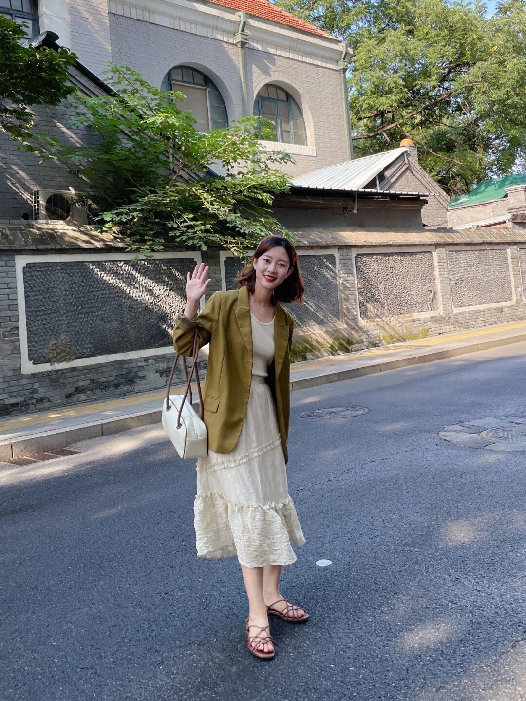 小个子|秋天就应该穿得洋气,绿色衬衫+牛仔背带裤优雅大方,超好看