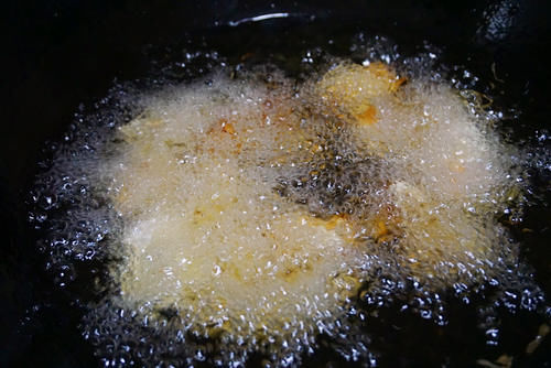 面糊|怪味排骨，酥脆琥珀糖衣配上猪小排，甜辣鲜香横扫味蕾