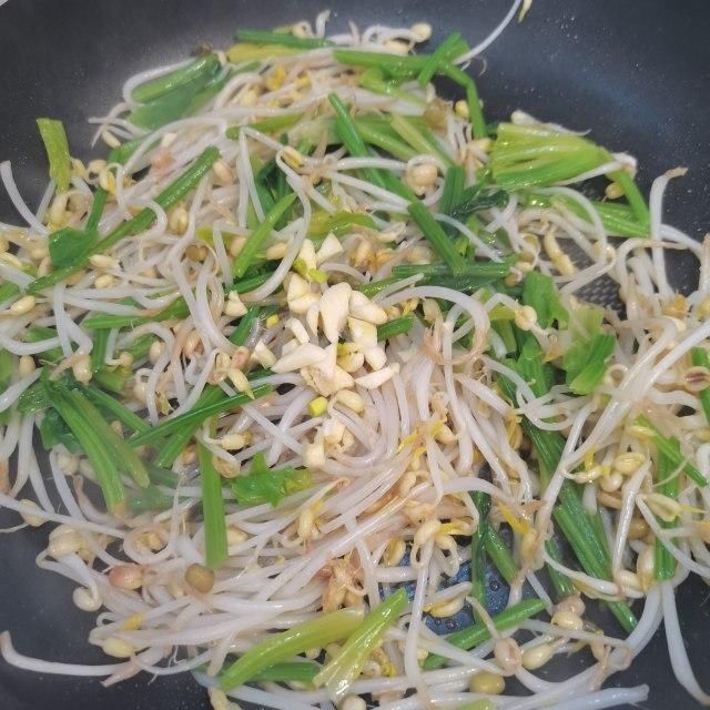 菠菜炒豆芽，家常快手小炒