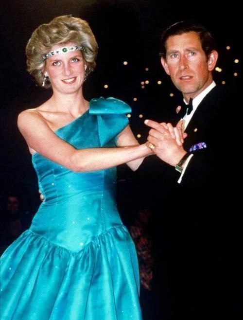 额头|狗链子戴额头上,珍珠项链背部反戴,戴安娜的时髦凯特梅根追不上