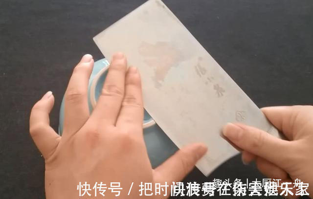 刀石|不管菜刀有多钝，大厨教你这样做，不用磨刀石，菜刀一样锋利如新