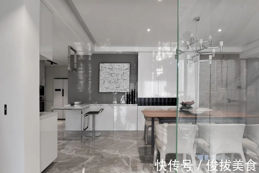 优雅|180㎡现代简约,卫生间用玻璃墙?设计太大胆!是否有点奔放?