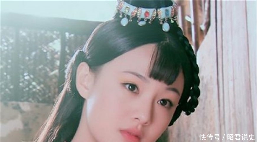 女子出上联:“面对面吃面”,和尚马上对下联,女子听后又羞又气