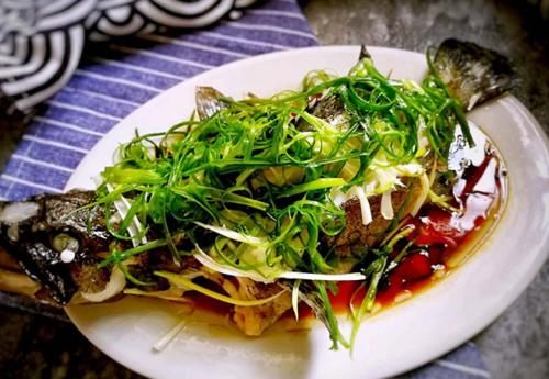 清蒸鱼，有人加盐，有人加生抽，都不对！这才是最正确的做法