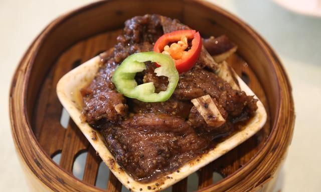 带着儿子喝早茶，112元吃一桌，网友：最后一道给钱也不吃！