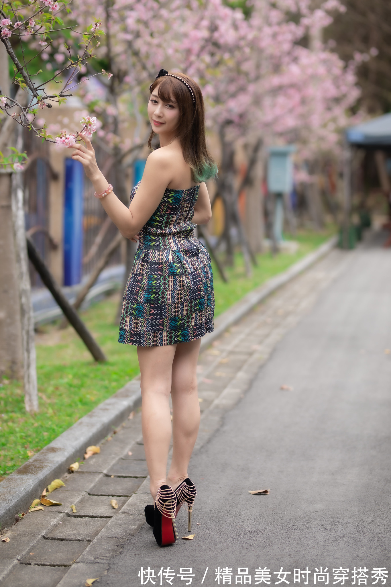 连衣裙|时尚又具有复古美的抹胸连衣裙,搭配一双细跟高跟鞋,吸睛时尚