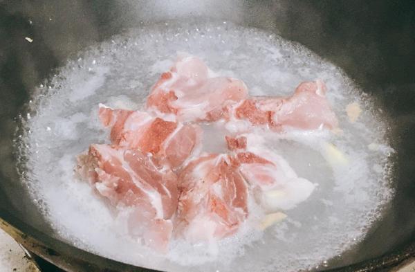 为什么排骨焯水后又腥又柴看完大厨的做法才明白，原来水用错了