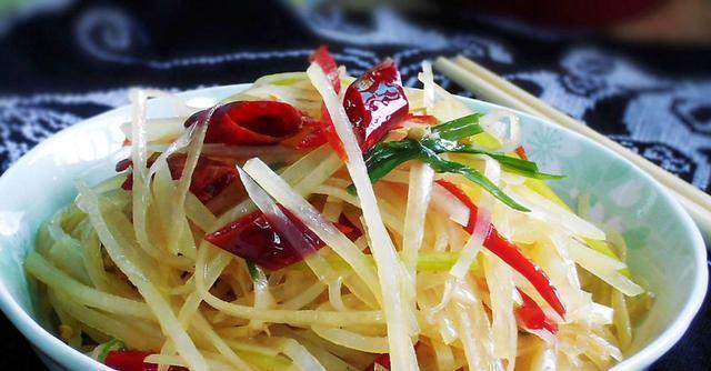精选美食推荐凉拌土豆丝,小炒黑木耳丝,青椒海带丝的做法