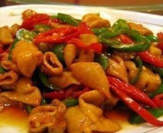 别再直接炒肥肠了，记住这两点，炒出来的肥肠又香又嫩