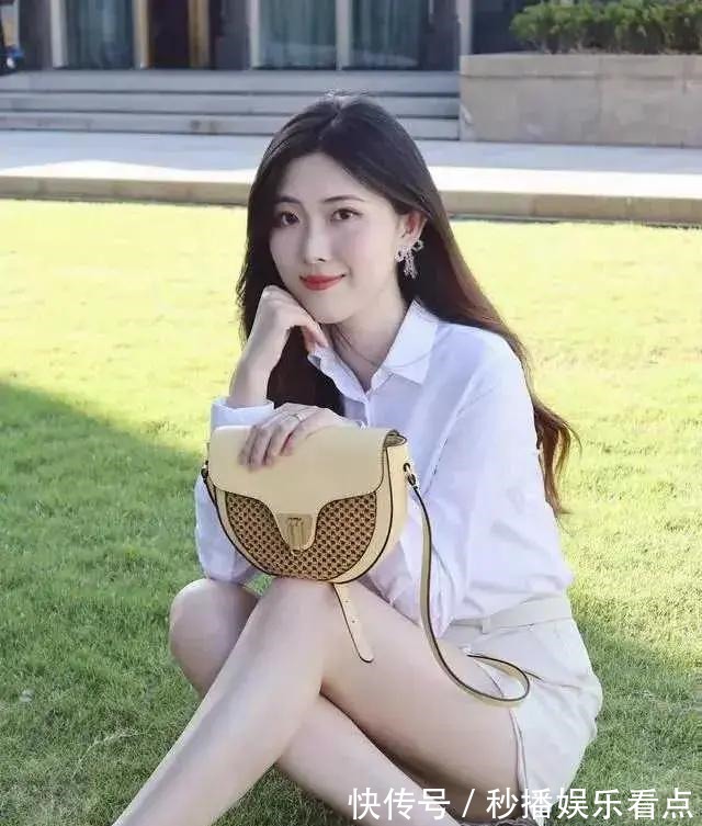 气质优雅 这才是真正的美!穿着得体,气质优雅,真的美到了一笑一颦中