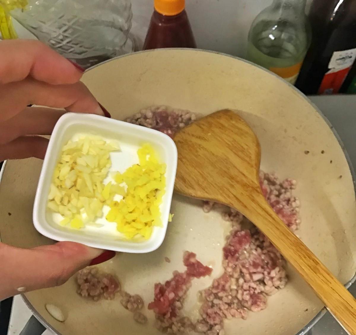 小米辣|黄瓜别再凉拌了，学会了这道黄瓜炒肉馅，简单味道好