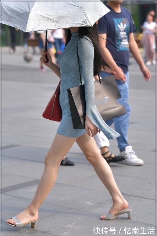 青色|街拍美女：淡青色针织修身裙，安静淡雅，女神范十足