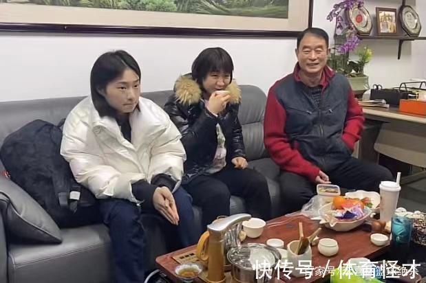 恩师|感恩!陈梦春节带爸妈看望恩师,与妈妈对打很热闹,国乒师妹露面