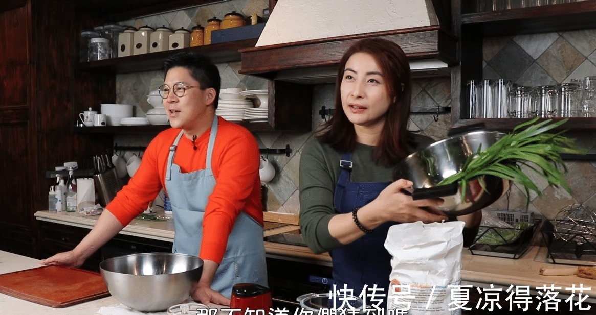 霍启刚郭晶晶夫妇包饺子趣事!直接上手搅馅,厨房宽敞像吧台