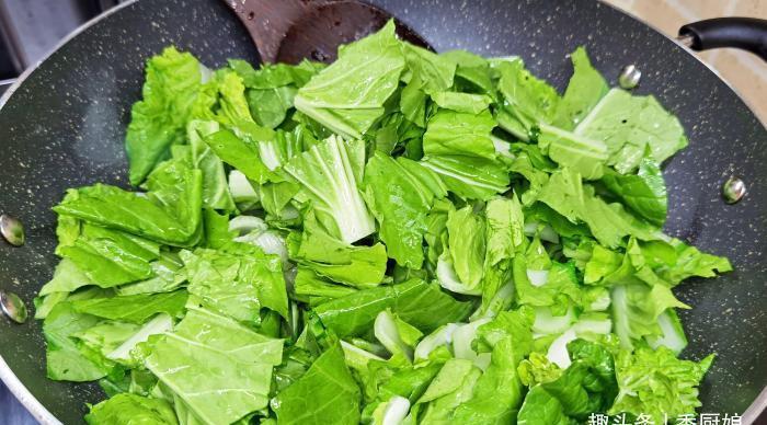 秋天|秋天,宁可不吃肉,此碱性蔬菜要多吃,钙含量极高,炖豆腐超级香