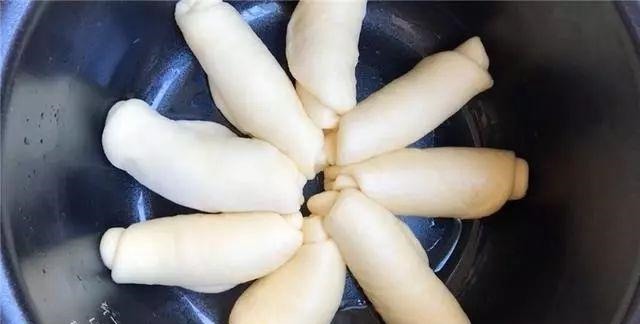 电饭锅做早餐面包的配方，比蒸馒头还香甜，学会可以做给家人吃！